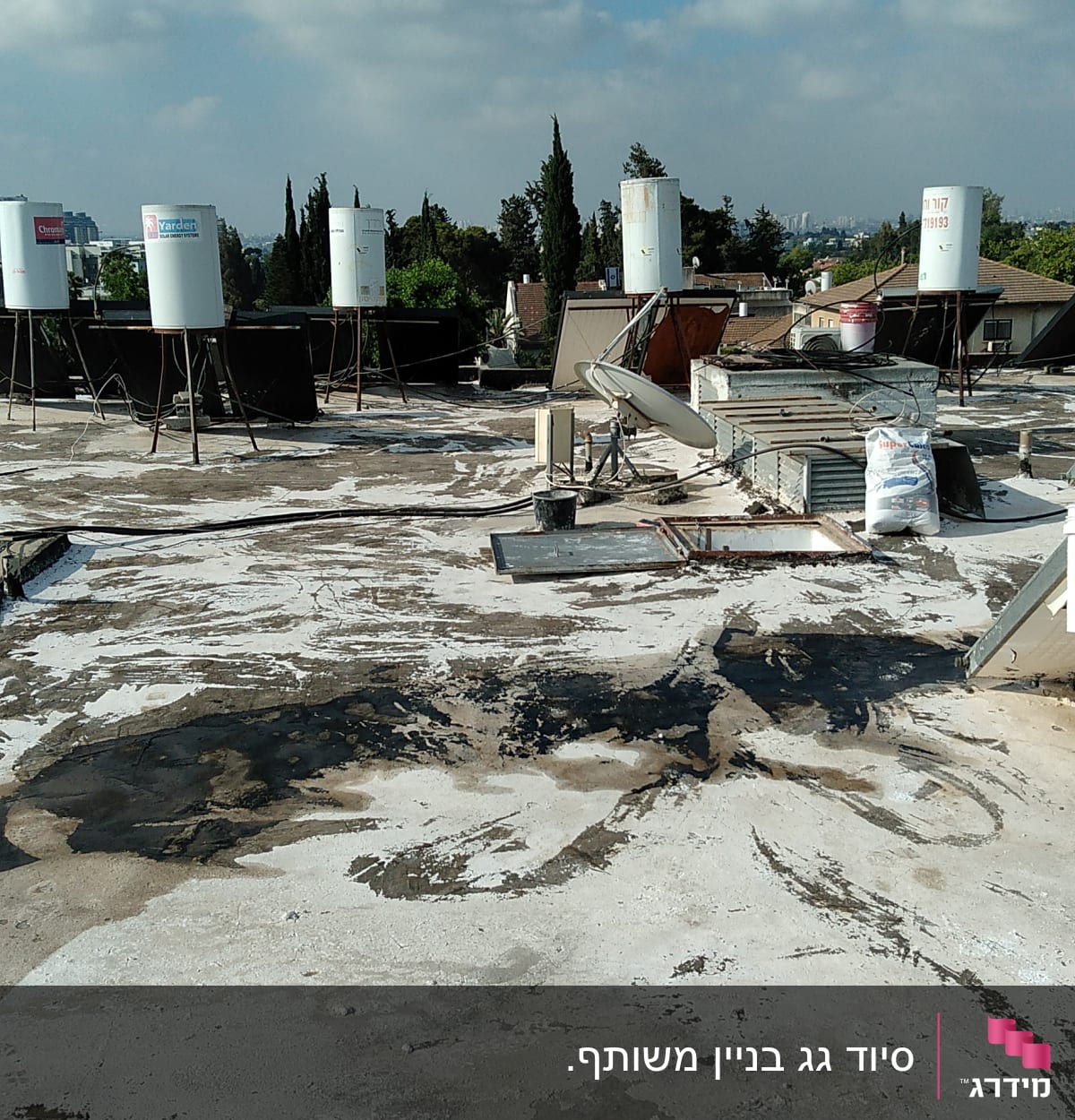 גג עם סימני איטום וחומרי איטום